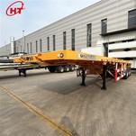 Platformas puspiekabe ar rampām